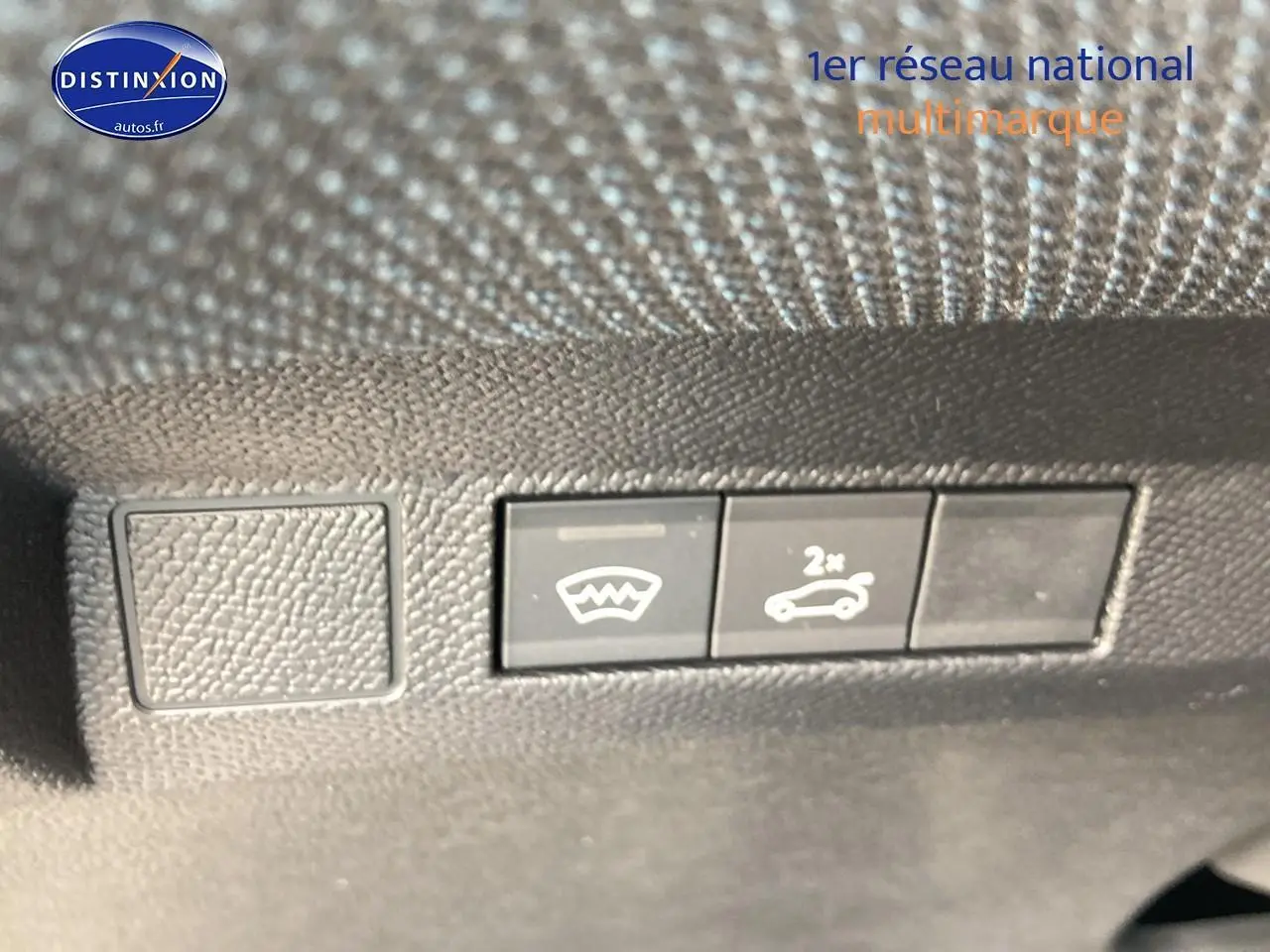 Gros plan sur les boutons d'ouverture du coffre et dégivrage arrière du Citroën C5 Aircross noir, intérieur.