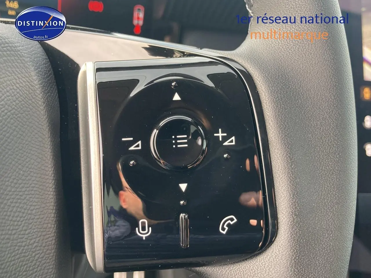 Gros plan sur la commande multifonction noire du volant du Citroën C5 Aircross 2026, avec boutons tactiles et micro.