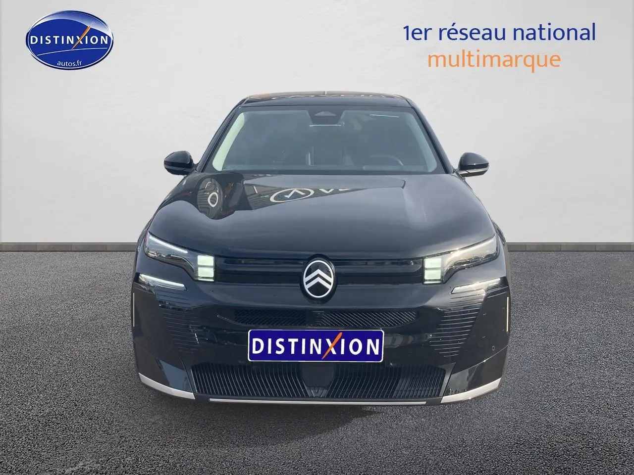 Vue avant d'un Citroën C5 Aircross noir 2026 avec phares LED et calandre épurée sur fond neutre.