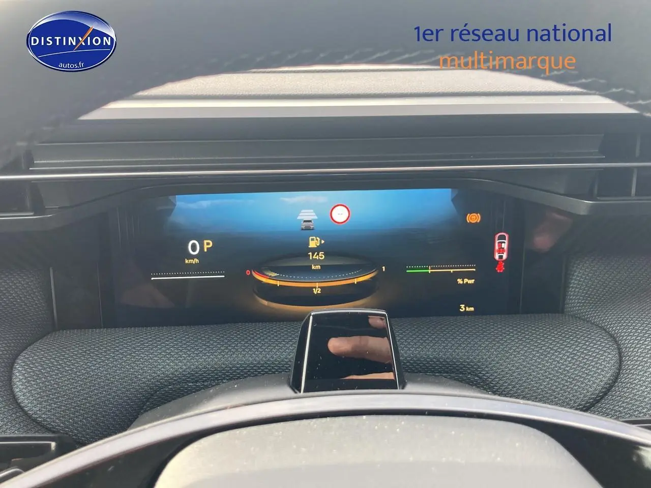 Vue intérieure du tableau de bord numérique du Citroën C5 Aircross noir, affichage hybride et indicateurs de conduite.