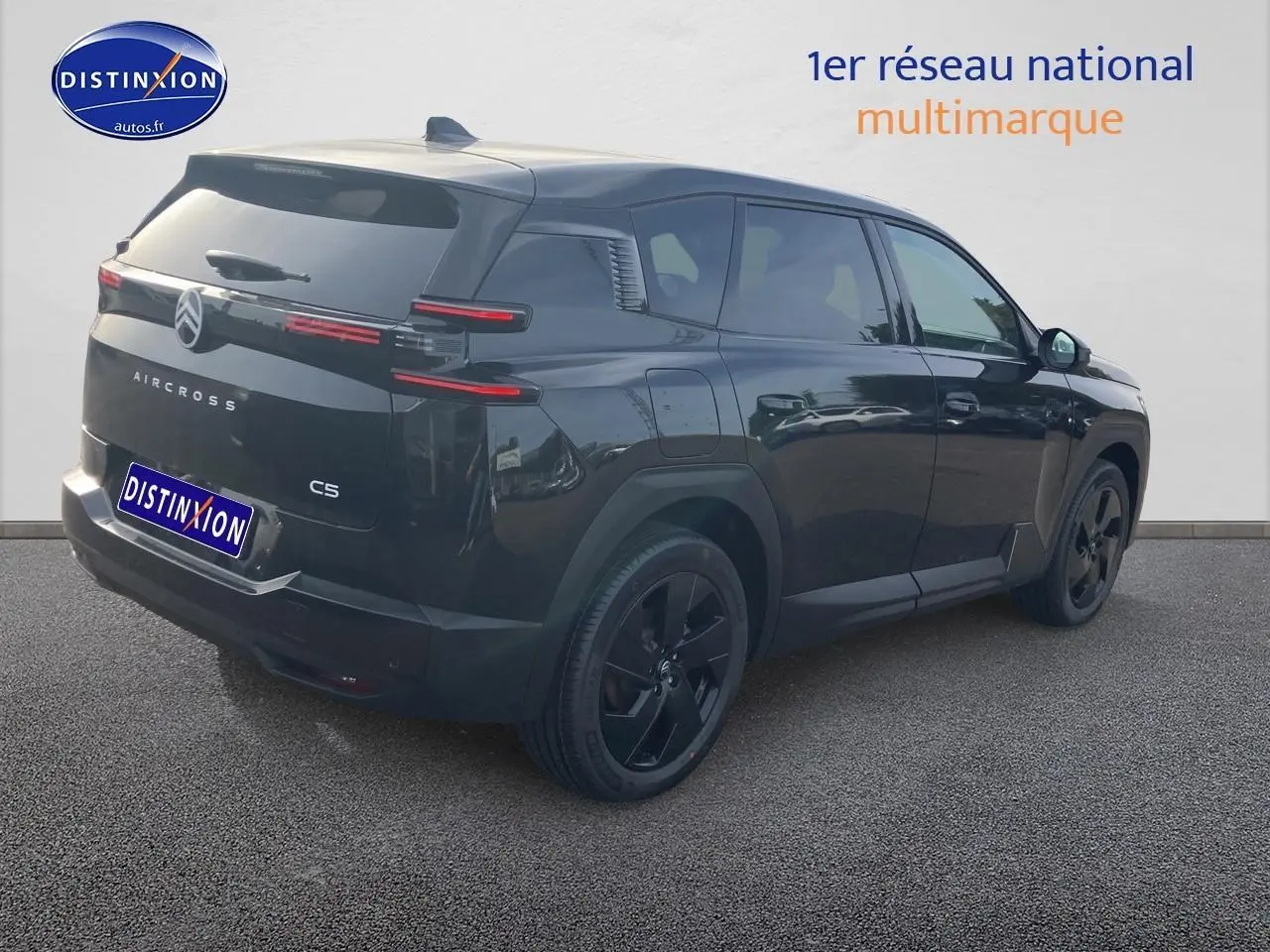 Vue 3/4 arrière droite d'un Citroën C5 Aircross noir avec jantes 19 pouces et feux arrière LED distinctifs.