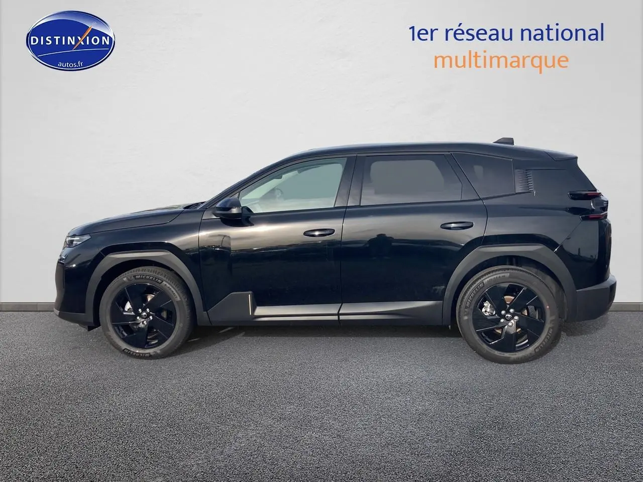 Profil côté gauche du Citroën C5 Aircross noir 2026 avec jantes noires et vitres arrière teintées.