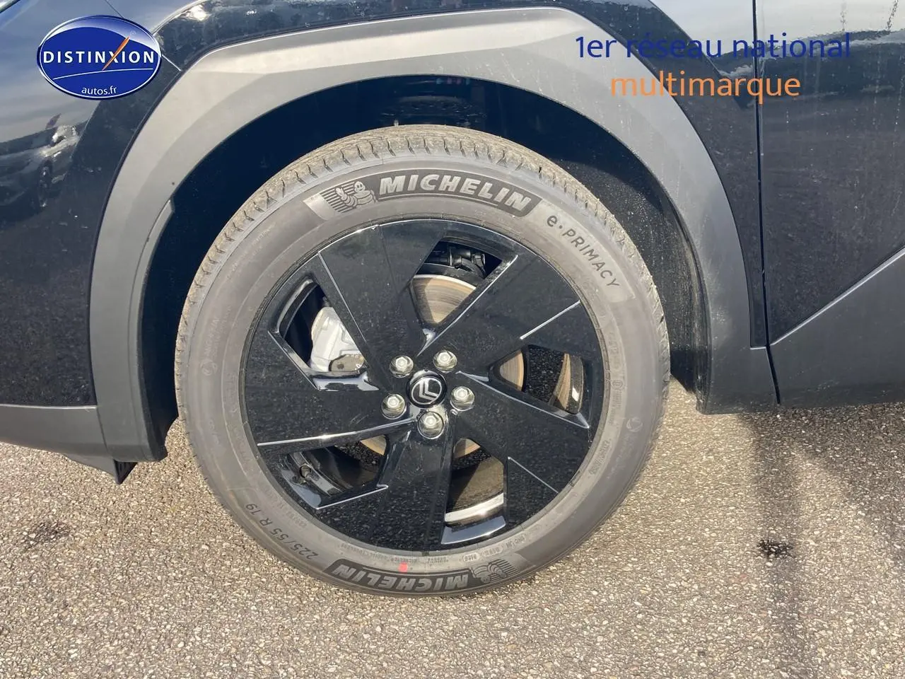 Gros plan sur la roue avant droite noire du Citroën C5 Aircross 2026 avec jante 19 pouces et pneu Michelin.