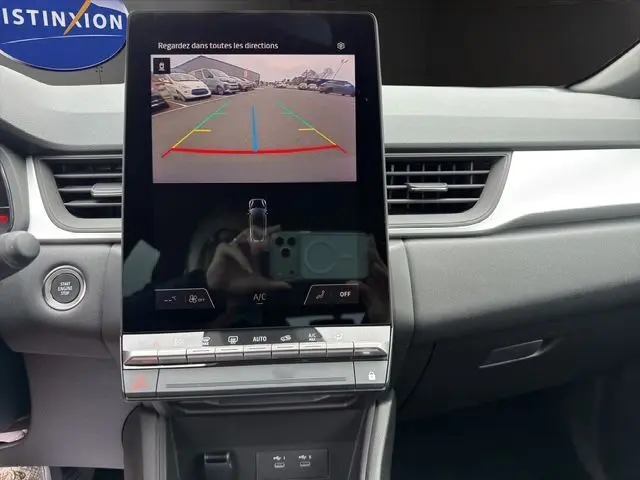 Vue intérieure du tableau de bord du Renault Symbioz noir 2025, avec écran tactile affichant la caméra de recul.