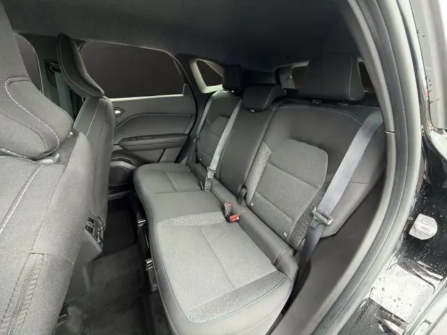 Vue intérieure côté droit des sièges arrière noirs en tissu du Renault Symbioz E-Tech Full Hybrid 145 Evolution 2025.