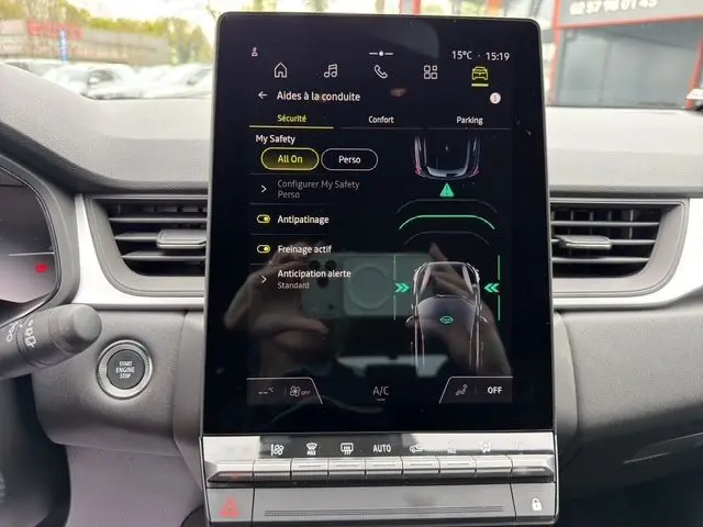 Écran central tactile du tableau de bord du Renault Symbioz 2025 montrant les aides à la conduite en mode sécurité.