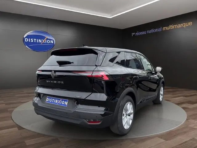 Vue 3/4 arrière droite du Renault SYMBIOZ noir 2025, hybride essence, avec feux arrière fins et jantes argentées.