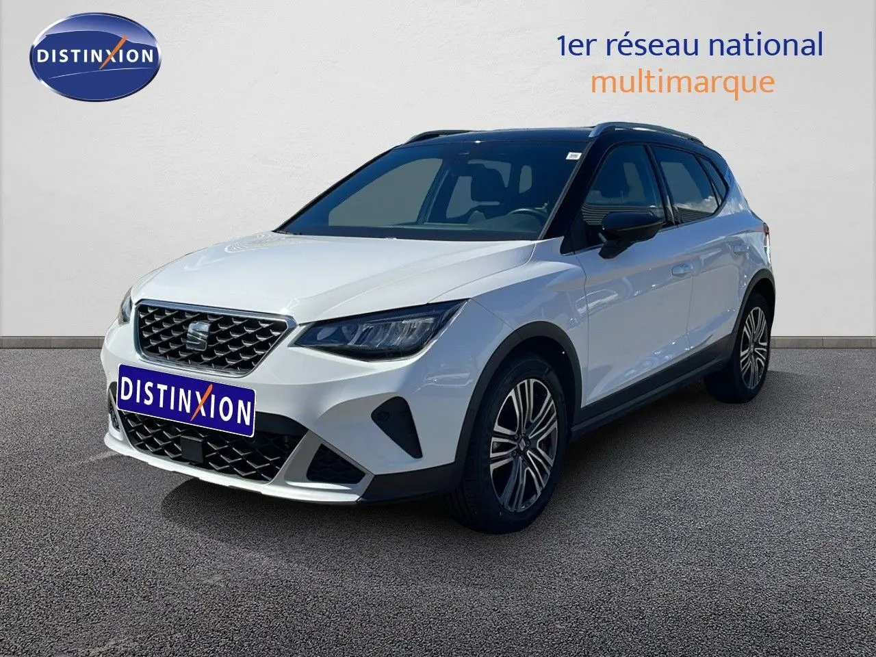 SEAT Arona 2025 blanc magnétique avec toit noir, vue 3/4 avant droit, jantes alliage et calandre distinctive.