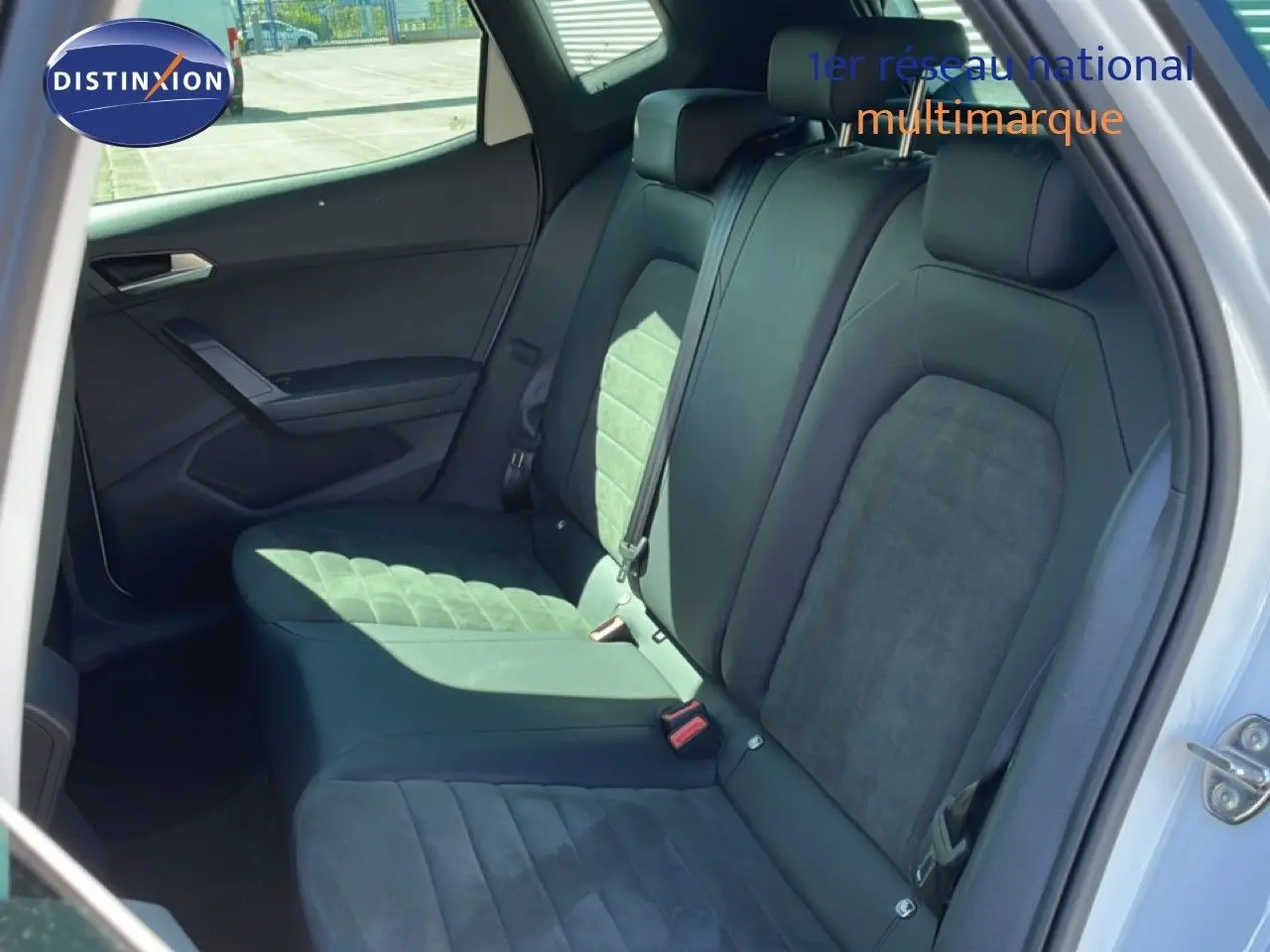 Vue intérieure des sièges arrière côté droit d'un SEAT Arona 2025 gris magnétique avec toit noir, sellerie tissu et cuir noir.
