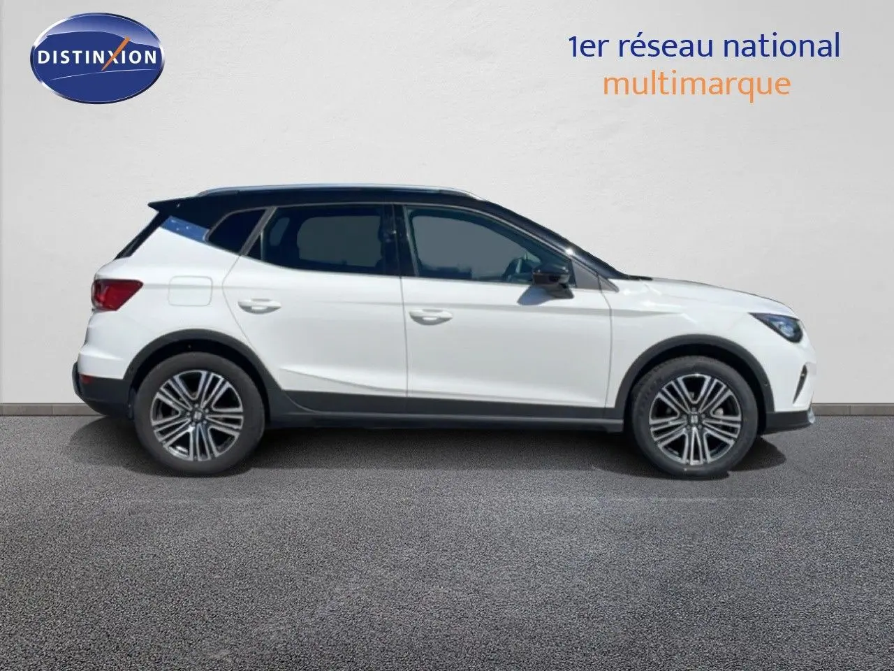 Vue de profil côté gauche d'un SEAT Arona 2025 blanc avec toit noir, jantes alliage et lignes dynamiques.