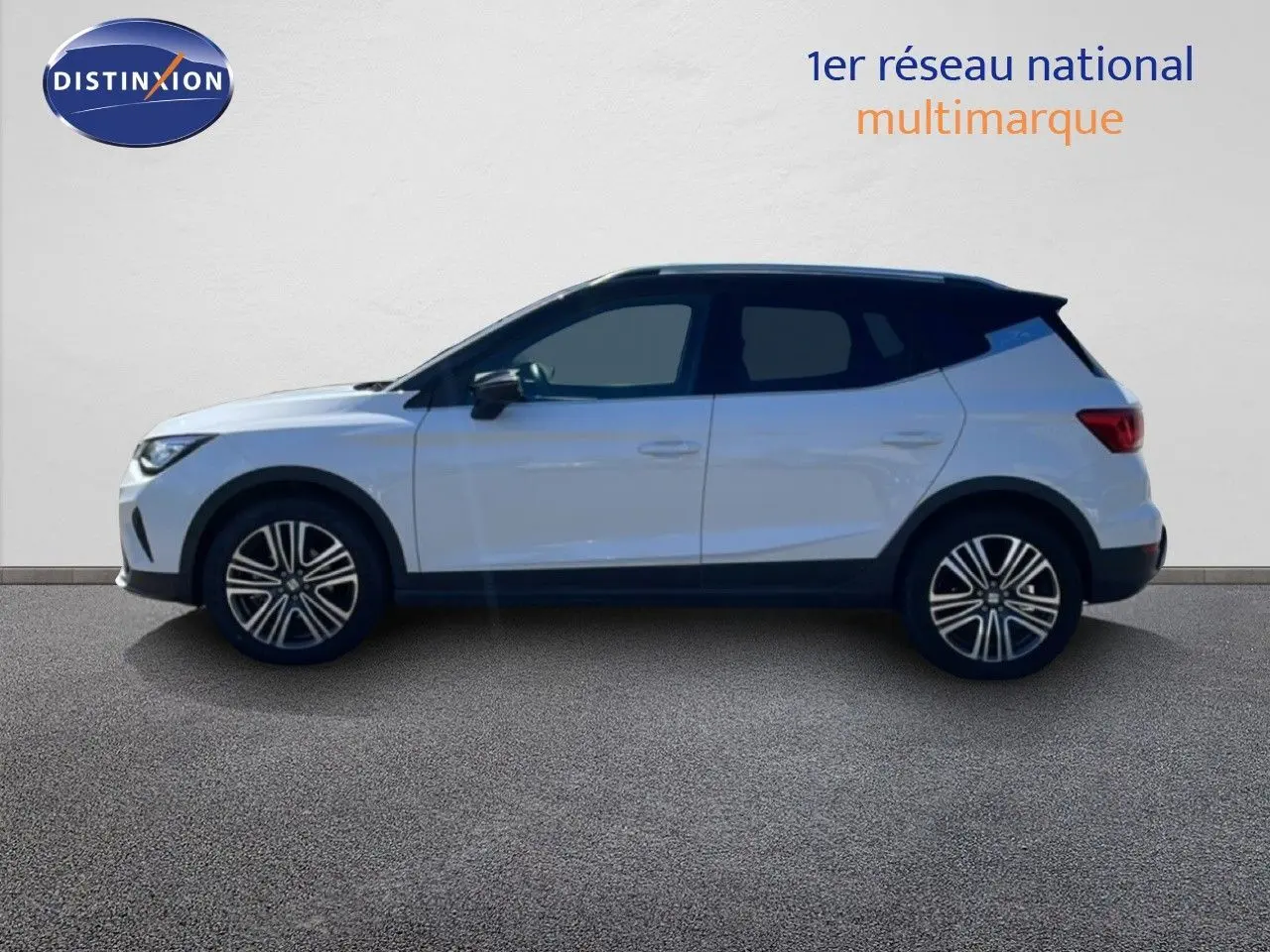 Vue de profil côté gauche d’un SEAT Arona 2025 blanc magnétique avec toit noir et jantes alliage.