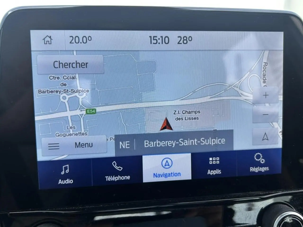 Écran tactile de navigation de la Ford Puma gris Magnetic, affichant une carte et menu en français.