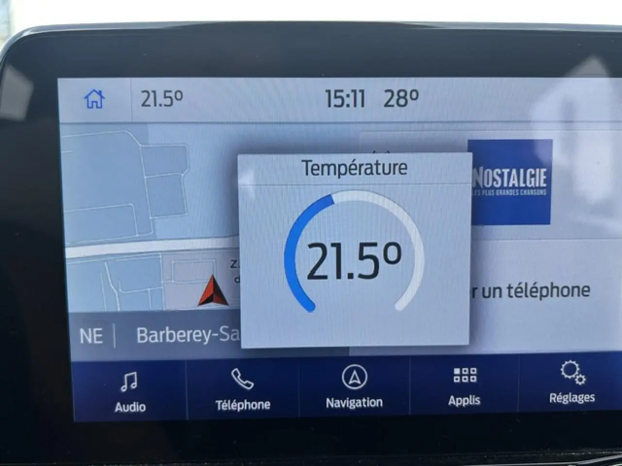 Écran tactile intérieur du Ford Puma gris Magnetic 2022 affichant la température à 21,5°C et la navigation.
