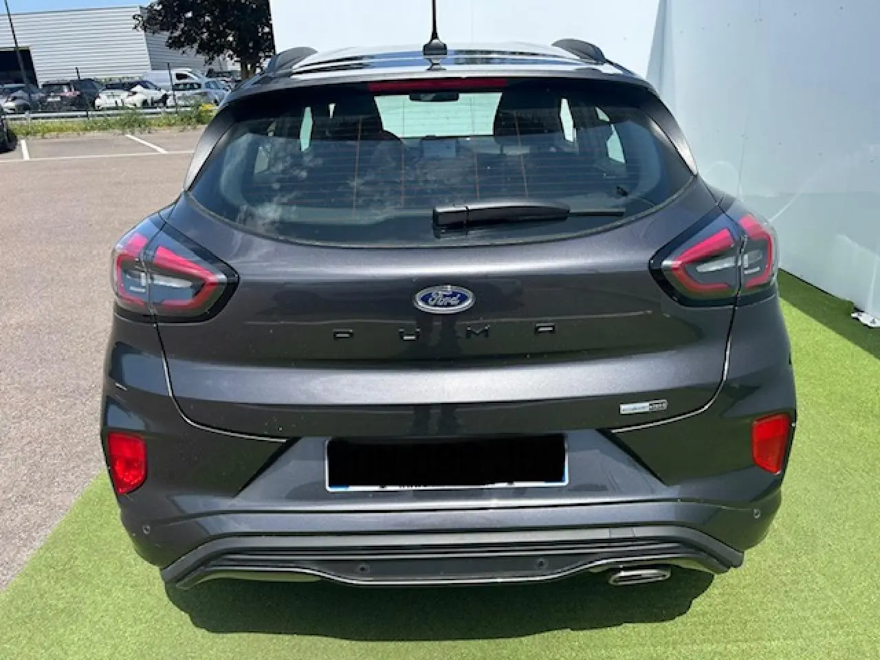Vue arrière d'une Ford Puma gris magnetic 2022 avec feux LED et badge ST-Line visible sur le hayon.