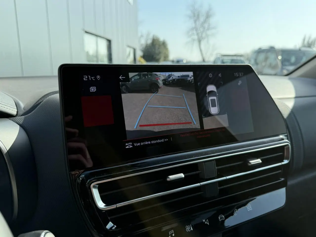 Écran tactile intérieur affichant la caméra de recul et l'aide au stationnement du Citroën C5 Aircross 2025 noir Perla.