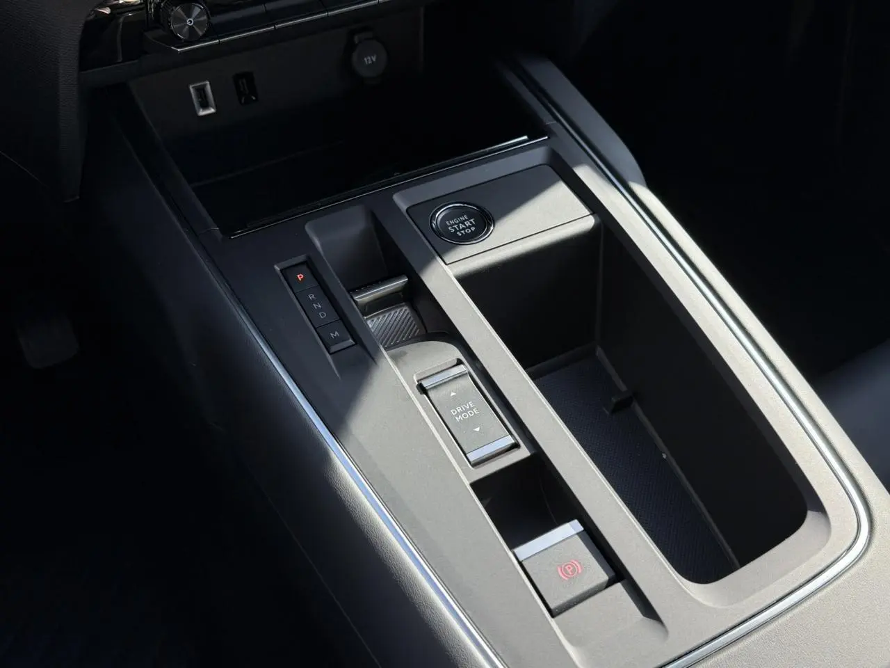 Gros plan sur la console centrale noire du Citroën C5 Aircross 2025 avec bouton start/stop et sélecteur de mode de conduite.
