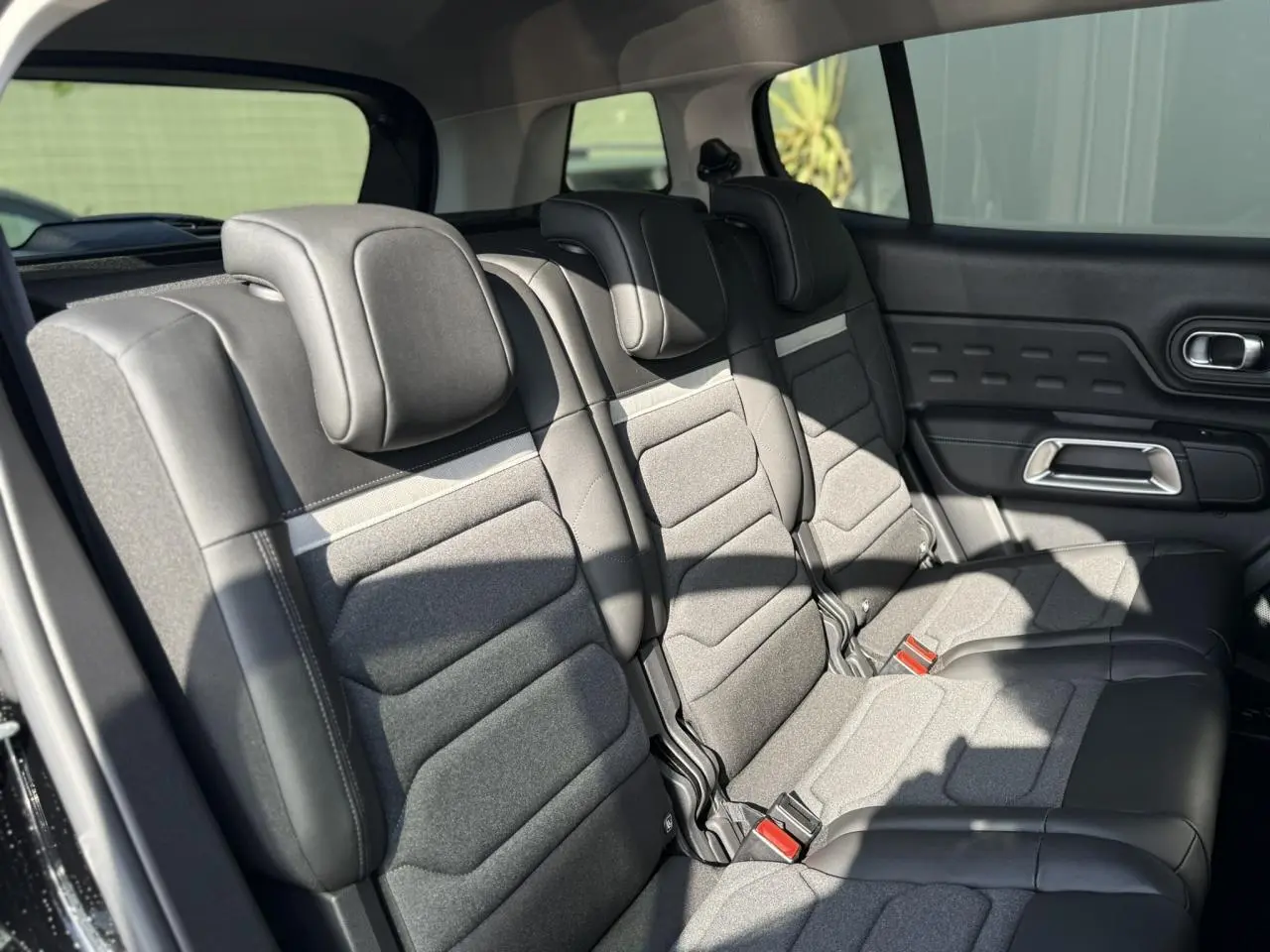 Vue intérieure côté droit des trois sièges arrière indépendants gris et noir du Citroën C5 Aircross 2025, version Max.