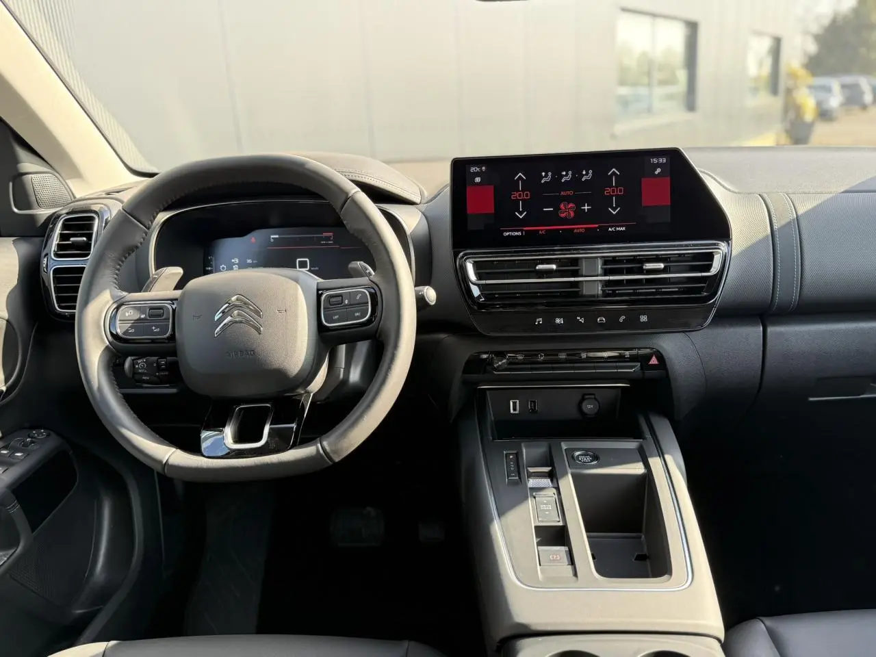 Vue intérieure avant du tableau de bord et volant noir du Citroën C5 Aircross 2025 avec écran tactile et commandes digitales.