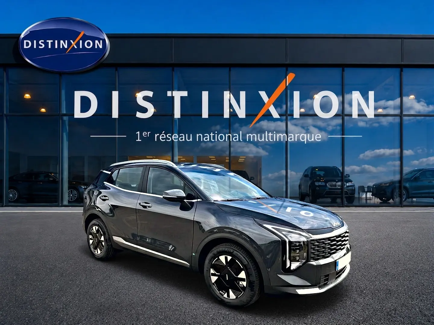 KIA SPORTAGE 1.6 hybride gris eclipse en 3/4 avant droit, avec jantes alu et calandre distinctive noire.