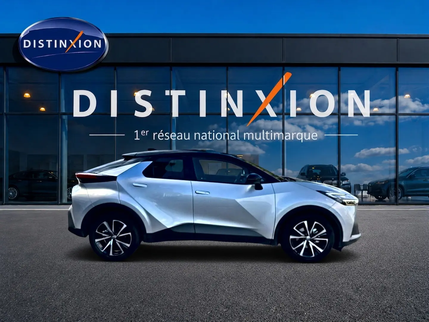 Profil côté gauche du Toyota C-HR gris 1.8 hybride 140 design 2025, avec jantes alliage et lignes anguleuses marquées.