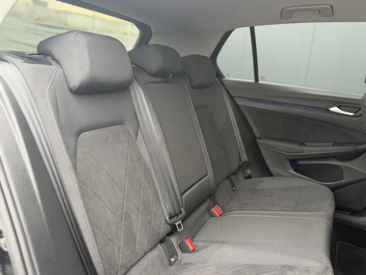 Vue intérieure côté droit des sièges arrière en tissu microfleece gris foncé de la Volkswagen Golf VIII 1.5 TSI 130 Style 2024.