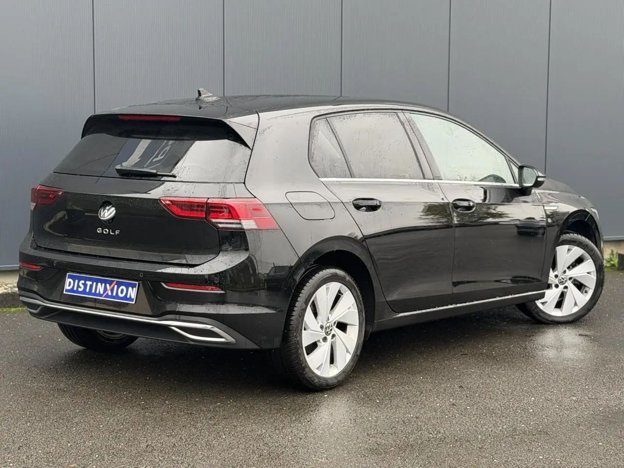 Volkswagen Golf VIII 1.5 TSI 130 Style noir Deep Black vue 3/4 arrière droit sous la pluie.