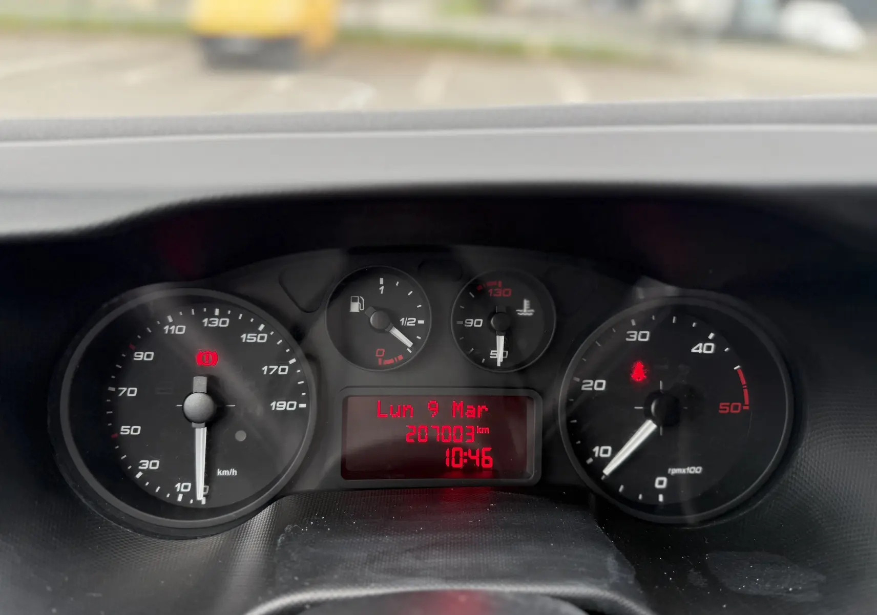 Vue rapprochée du tableau de bord du Daily Fourgon bleu Iveco 2017, affichant le compteur et l'odomètre numérique.