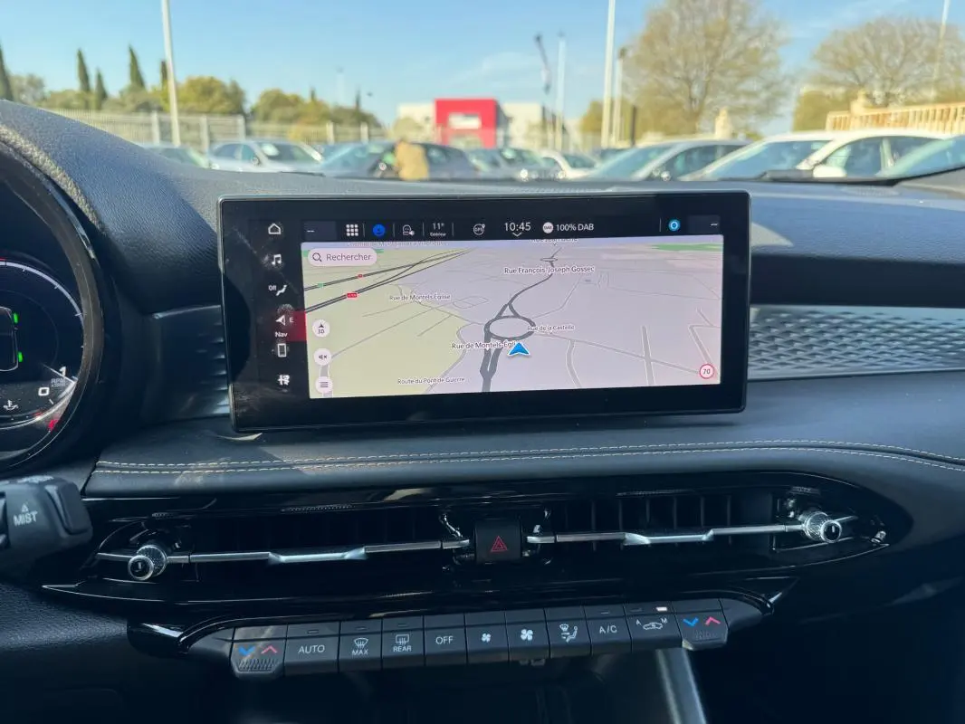 Vue intérieure du tableau de bord de l'Alfa Romeo Tonale 2025, écran tactile central affichant la navigation.