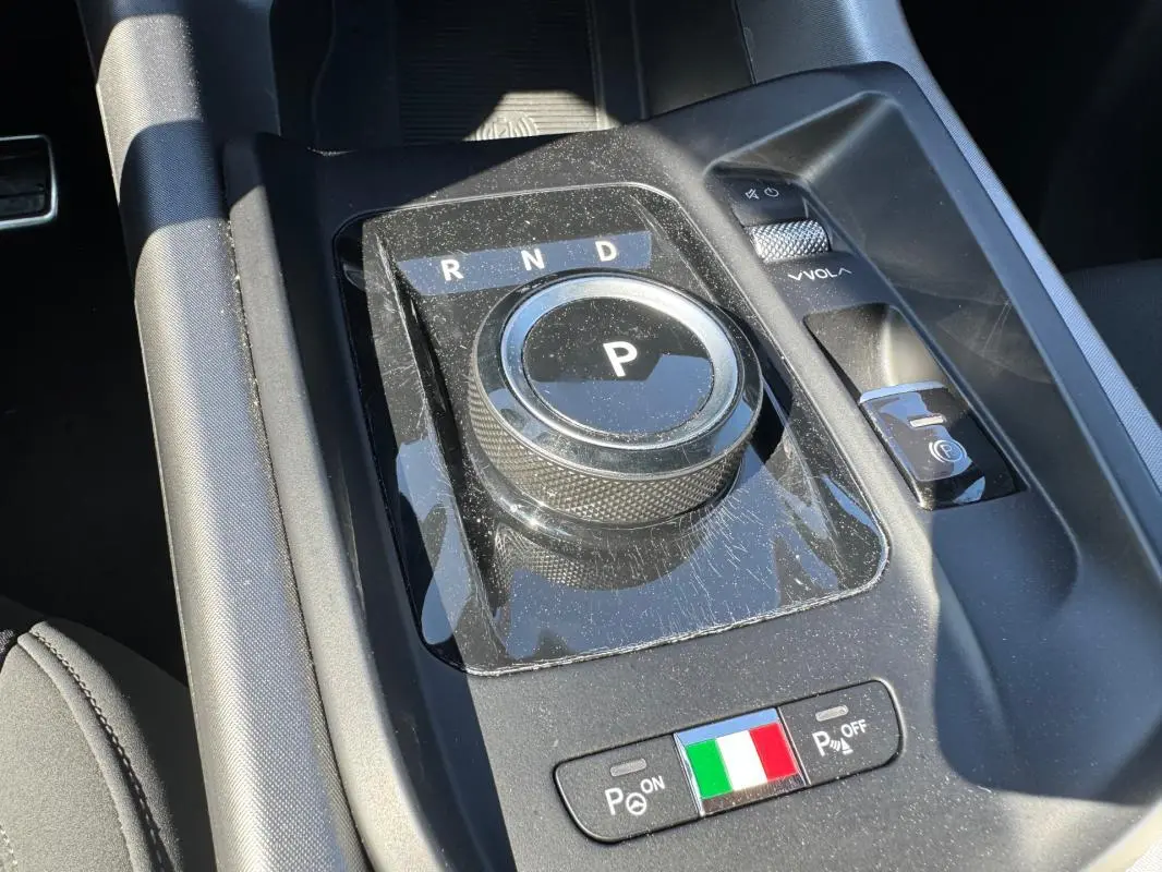 Gros plan sur la molette de boîte auto et les commandes de stationnement de l'Alfa Romeo Tonale 2025, finition Sprint.