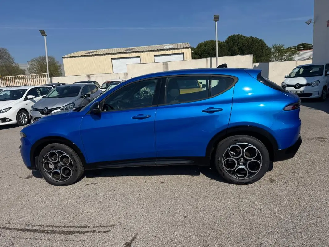 Profil côté gauche de l'Alfa Romeo Tonale 2025 bleu foncé avec jantes alliage 18 pouces et lignes fluides sportives.