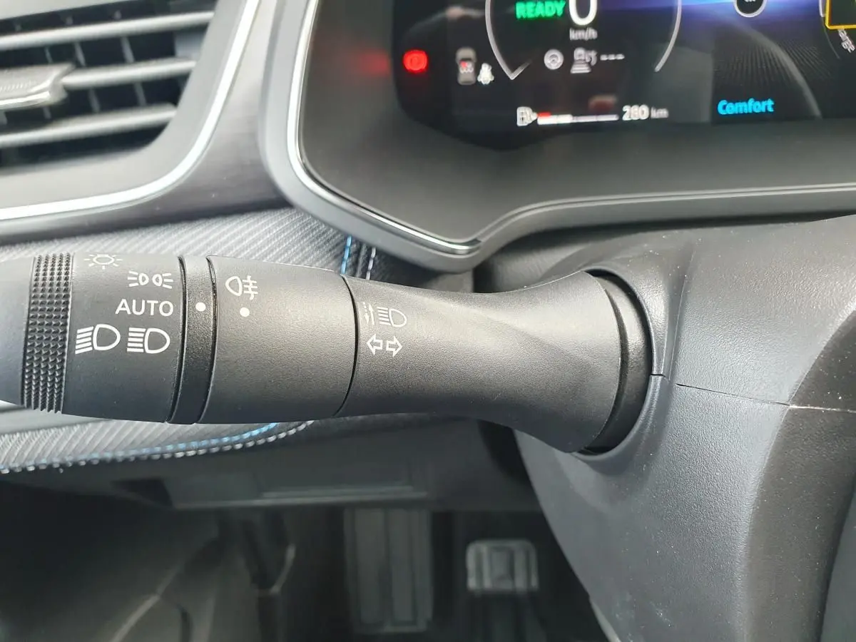 Gros plan sur la commande des feux et clignotants côté gauche du tableau de bord du Renault Captur Bleu Iron 2026.