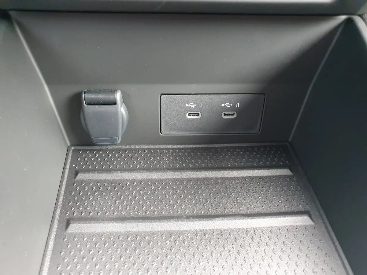 Gros plan sur la console centrale noire du Renault Captur 2026 montrant deux prises USB-C et une prise 12V.