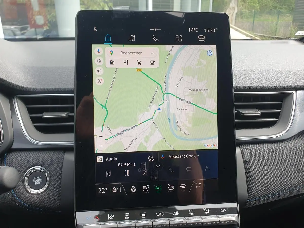 Écran tactile central du tableau de bord du Renault Captur 2026 avec navigation et commandes climatisation visibles.
