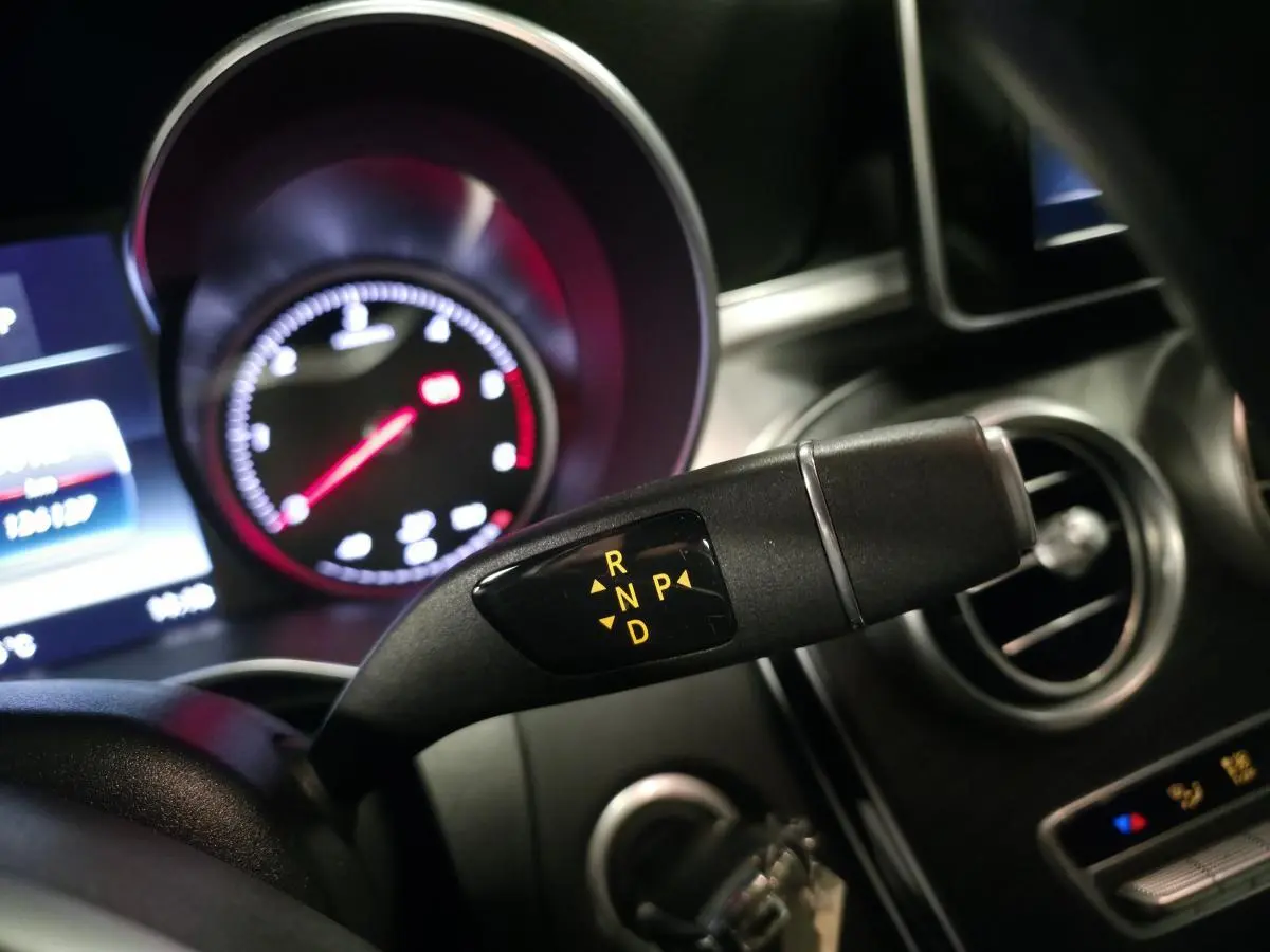 Levier de boîte automatique avec affichage des modes R, N, P, D dans l'habitacle d'une Mercedes Classe C Coupé blanc.