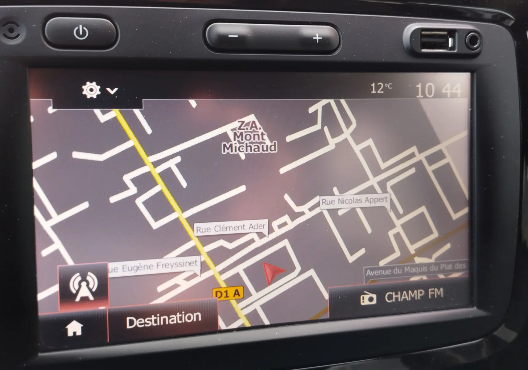 Écran tactile du système de navigation du Renault Captur 2018, affichant une carte avec options et température extérieure.