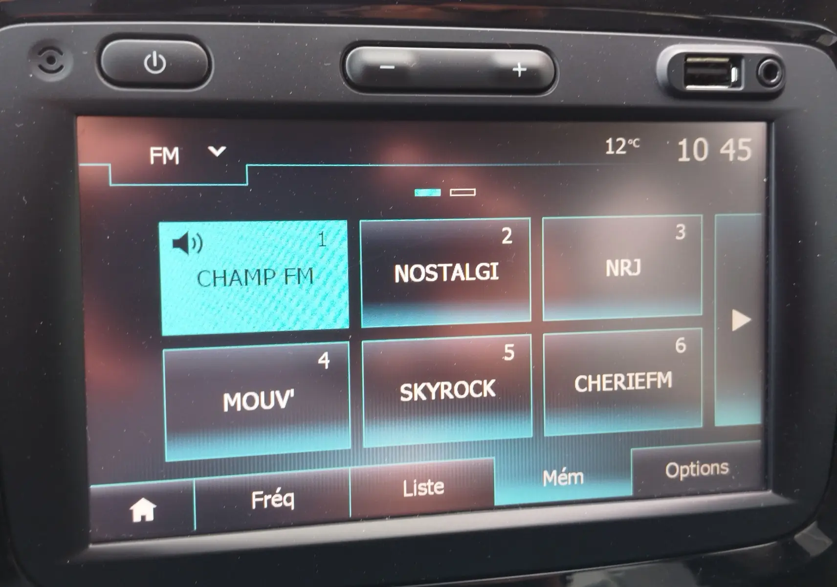Écran tactile multimédia de Renault Captur affichant les stations FM avec interface noire et boutons physiques.