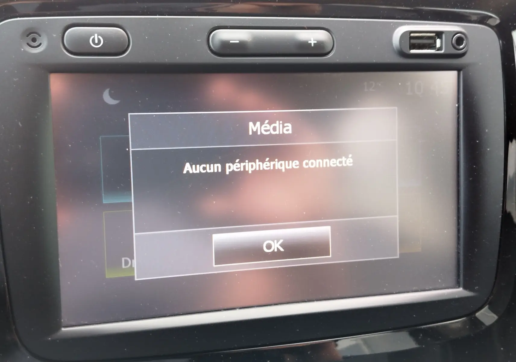 Écran tactile central du tableau de bord d'une Renault Captur 2018 affichant un message "Aucun périphérique connecté".