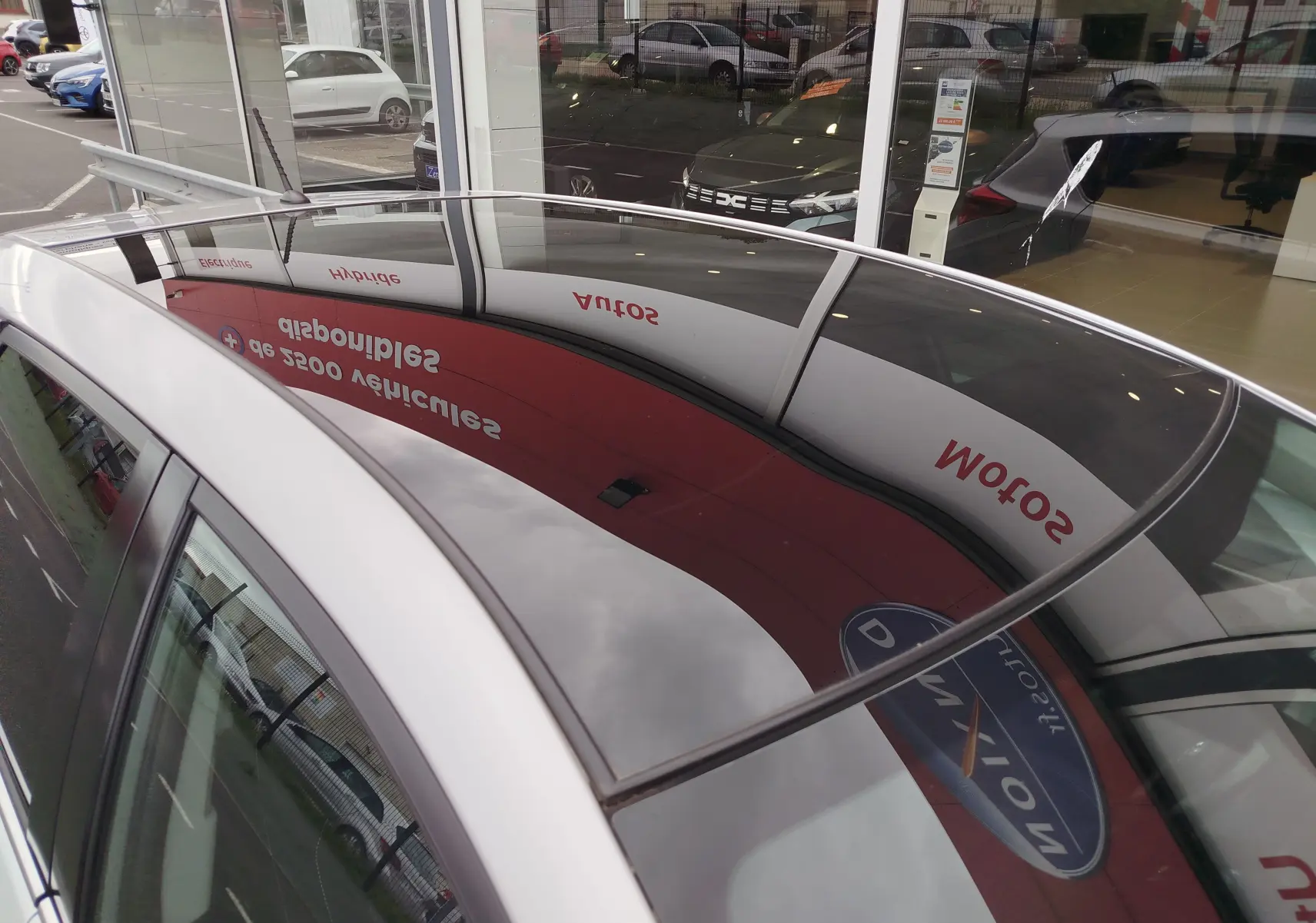 Toit ouvrant panoramique en verre sur une Toyota Auris gris aluminium, vue en léger plongé côté gauche.