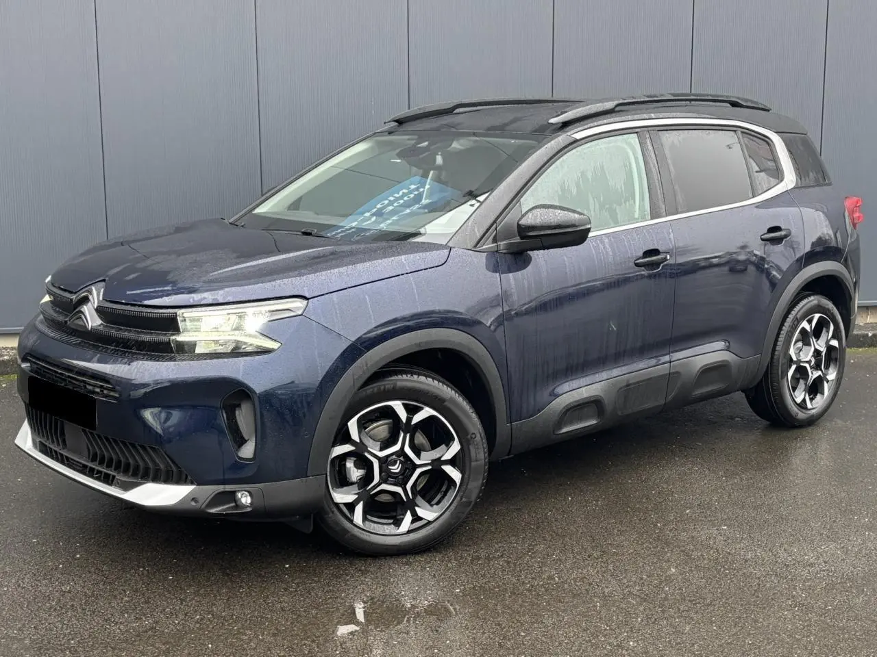 Citroën C5 Aircross Bleu Eclipse en 3/4 avant droit, avec jantes alliage bi-ton et protections Airbump noires.