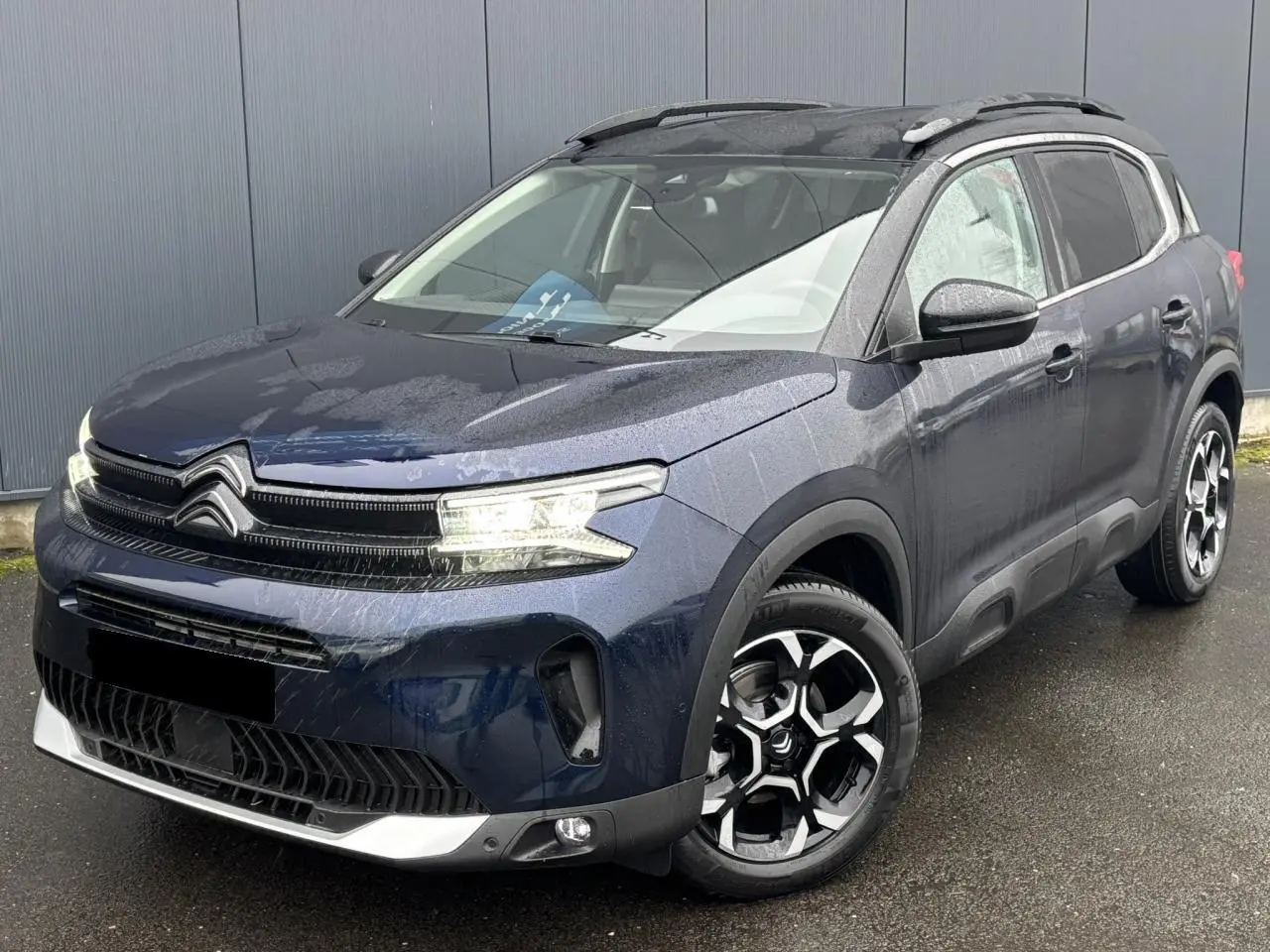Citroën C5 Aircross Bleu Eclipse en 3/4 avant droit, avec jantes alliage bi-ton et barres de toit noires.