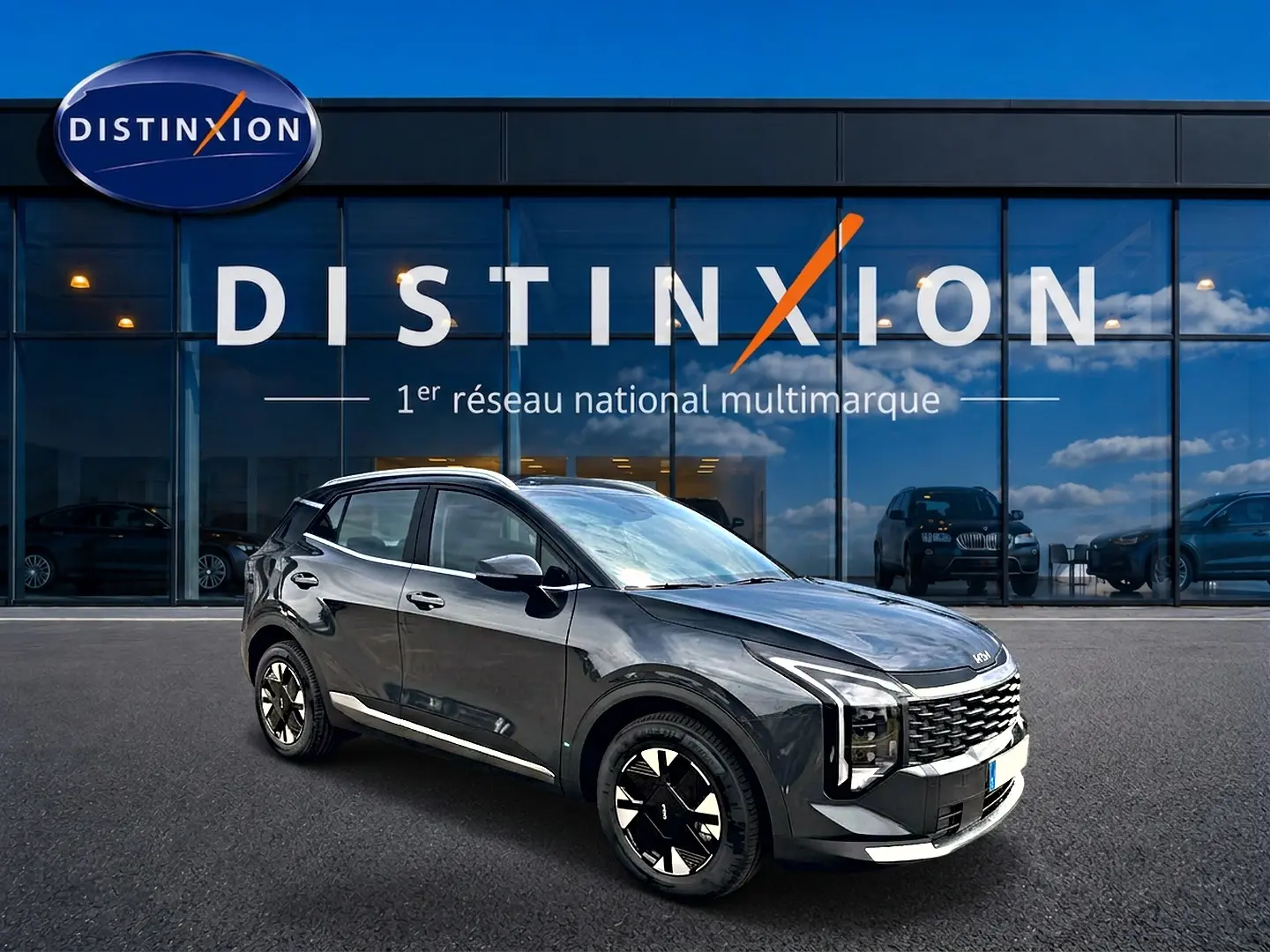 KIA Sportage 1.6 hybride gris eclipse en 3/4 avant droit, avec jantes alu et calandre distinctive noire.