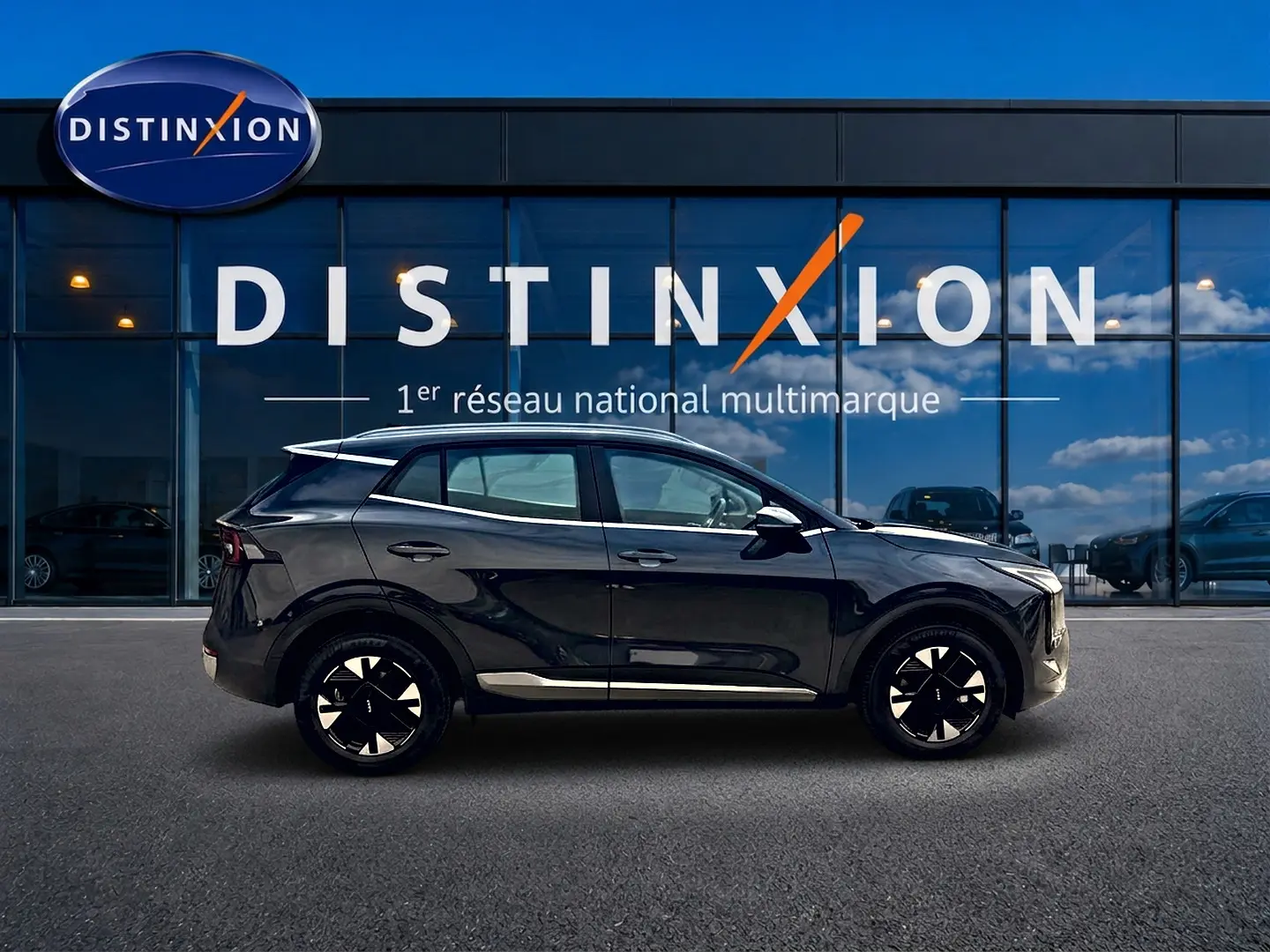 Profil droit du KIA SPORTAGE 1.6 hybride 239 gris eclipse, avec jantes alu noires et toit noir brillant.
