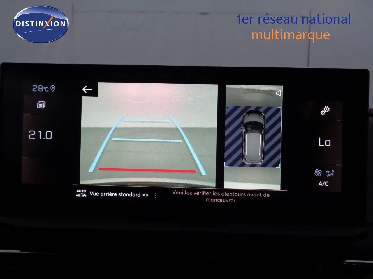 Écran multimédia du Peugeot 3008 gris Artense montrant la caméra de recul avec vue arrière et top-down pour manœuvre sécurisée.