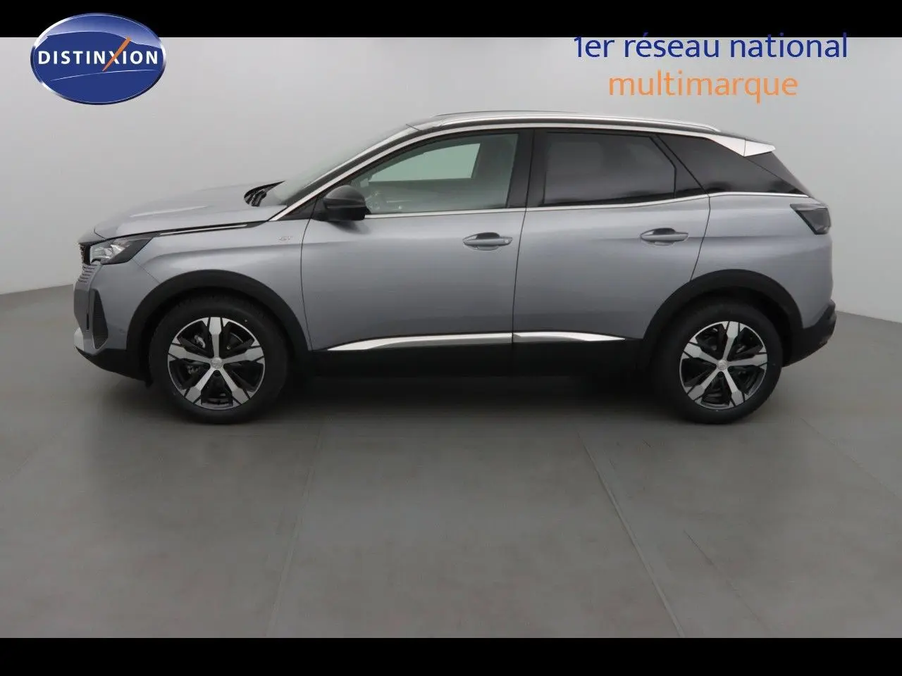 Profil côté gauche du Peugeot 3008 gris Artense Metal 2023 avec jantes alliage et toit noir contrasté.