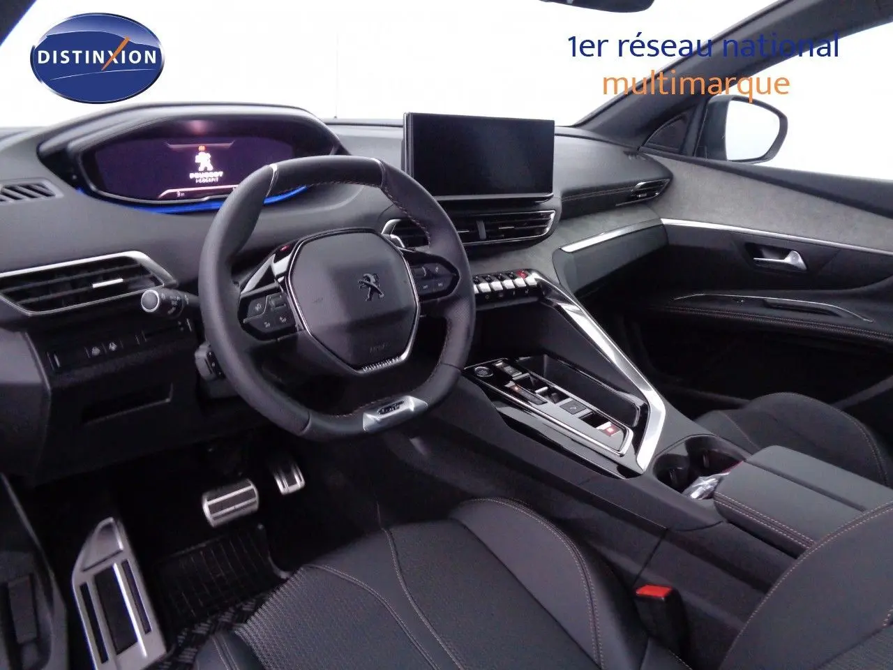 Intérieur du Peugeot 3008 2023 vu côté conducteur, tableau de bord moderne avec écran tactile et volant compact noir.