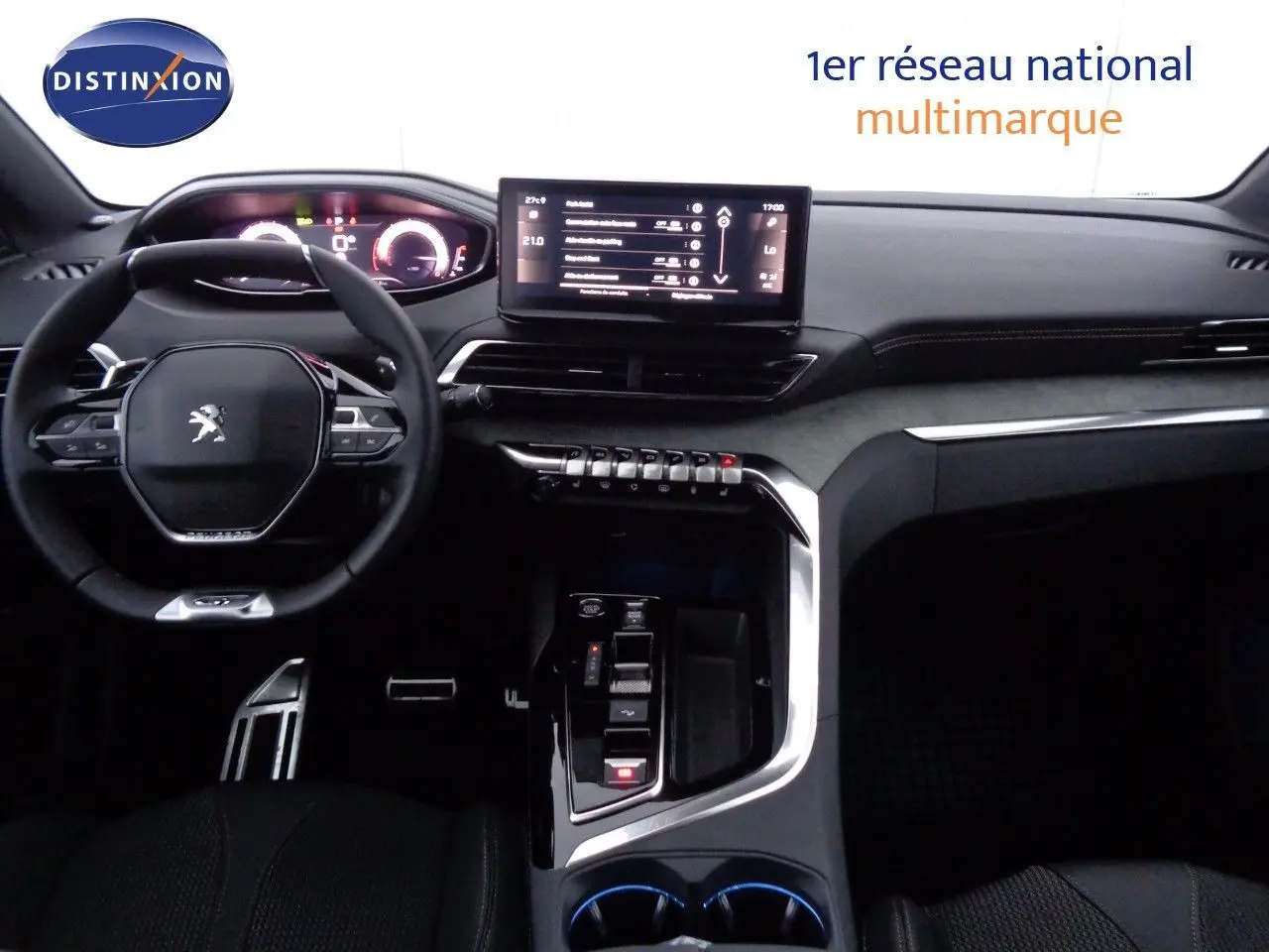 Intérieur du Peugeot 3008 2023 en vue frontale, tableau de bord moderne avec écran tactile et volant compact noir.