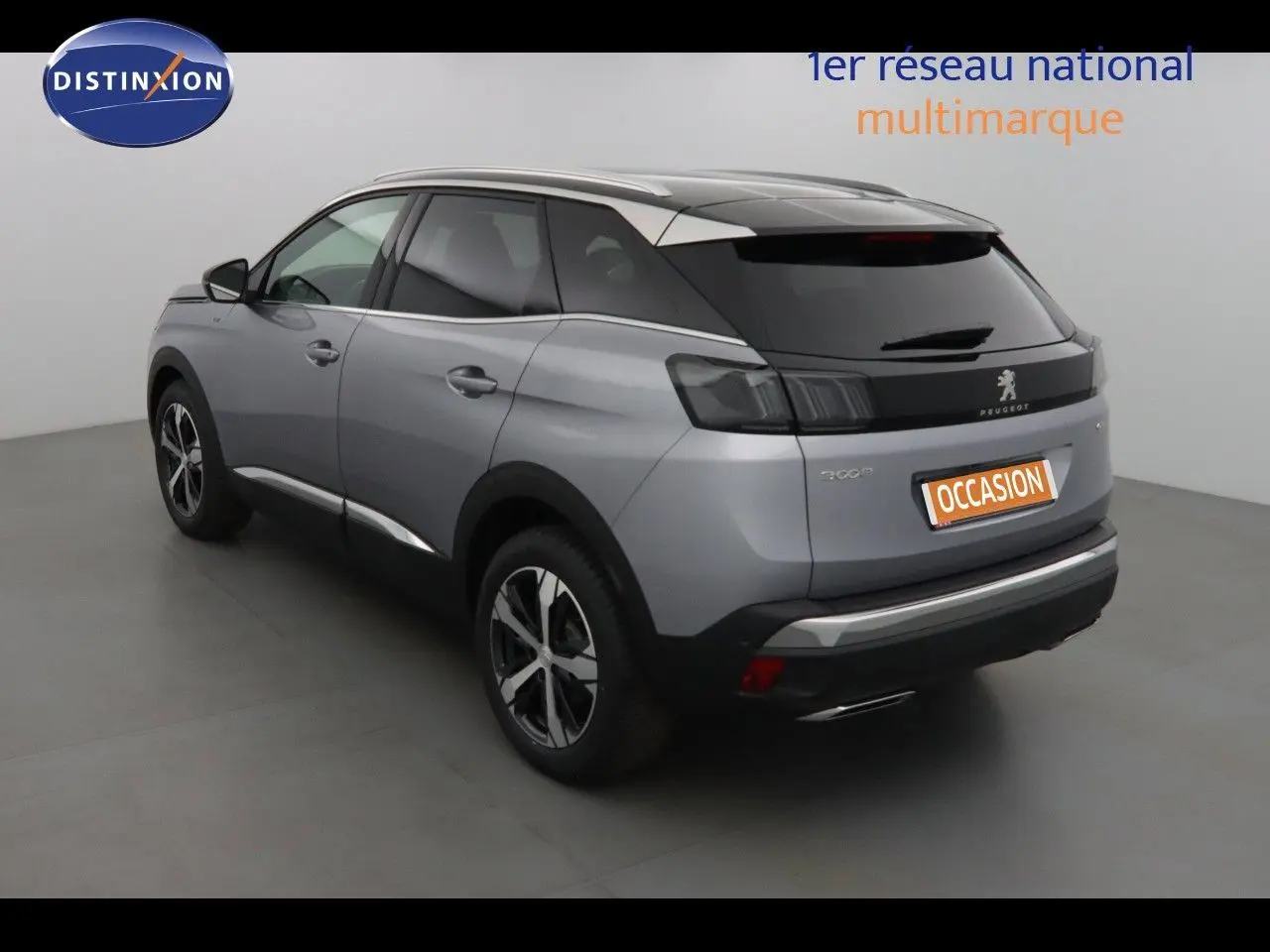 Peugeot 3008 gris Artense métal en 3/4 arrière droit, avec toit noir et feux arrière fumés dans un studio blanc.