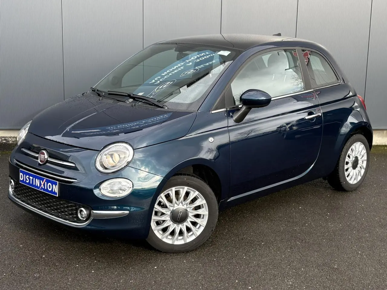 Fiat 500 Hybrid 2024 bleu Dipinto vue 3/4 avant droit avec jantes alu 15 pouces et toit panoramique.