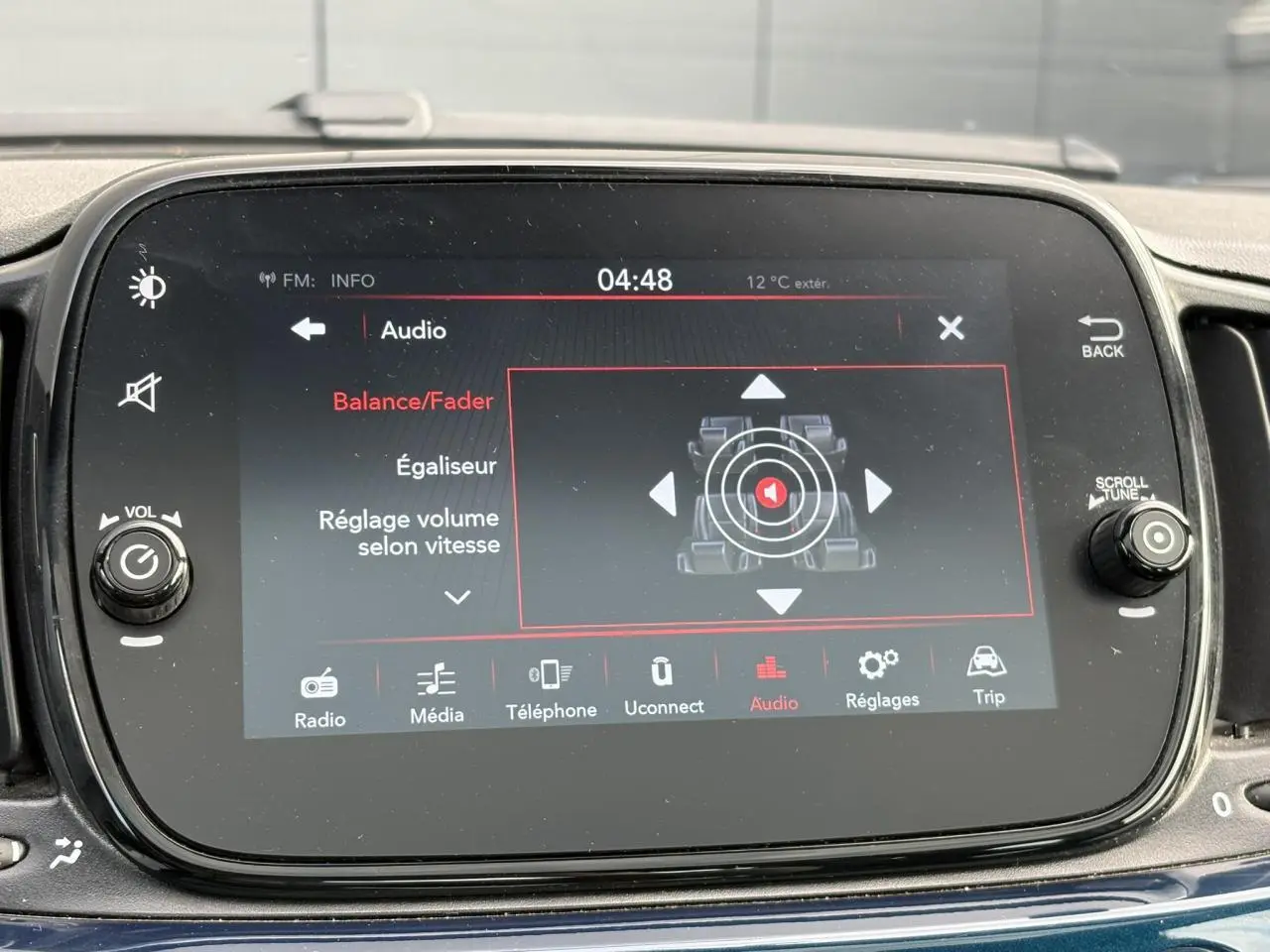 Vue rapprochée de l'écran tactile central du tableau de bord d'une FIAT 500 Hybrid bleu Dipinto affichant les réglages audio.