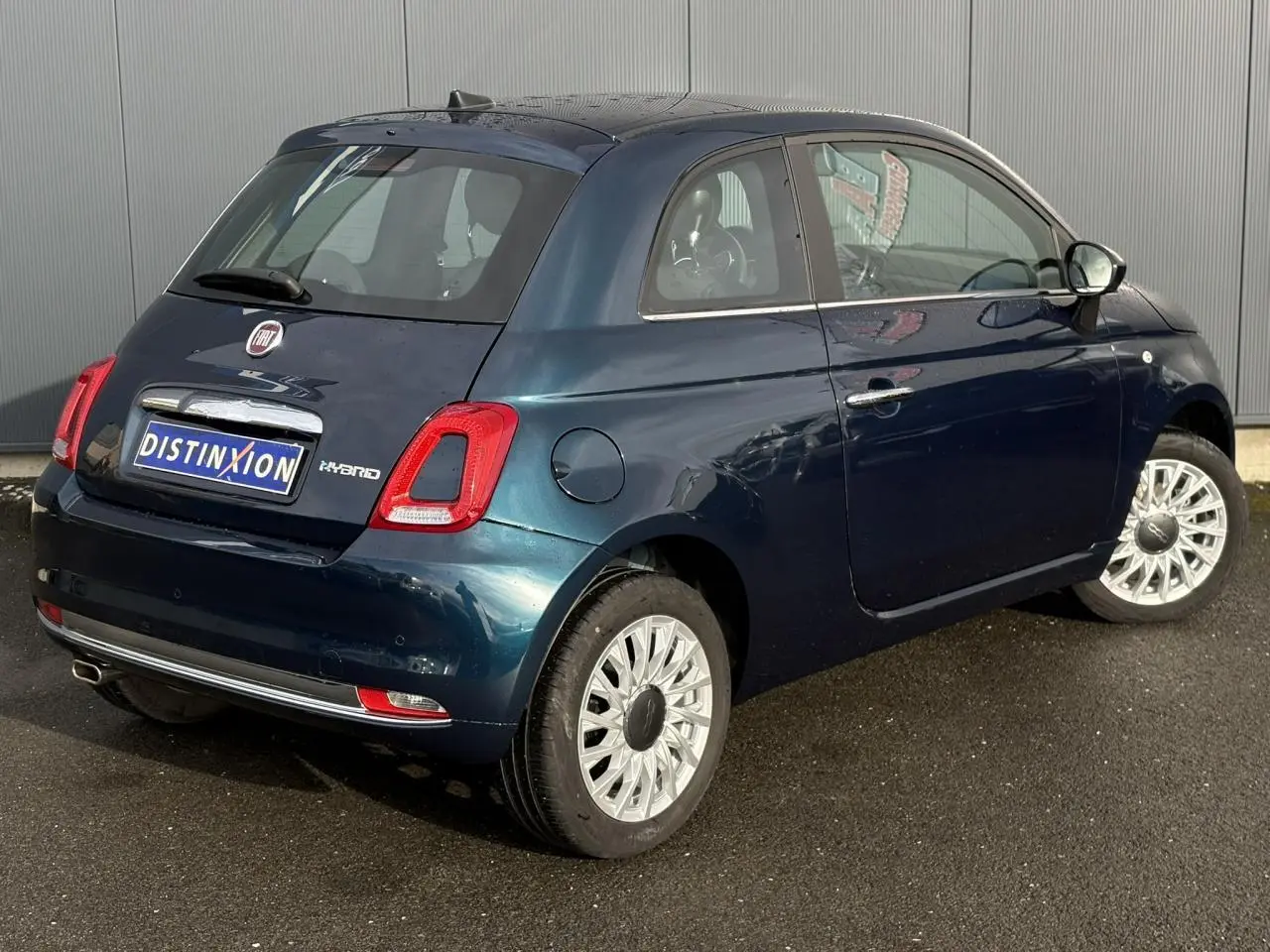 Fiat 500 Hybrid 2024 bleu Dipinto vue 3/4 arrière droit avec toit panoramique et jantes alu 15 pouces.